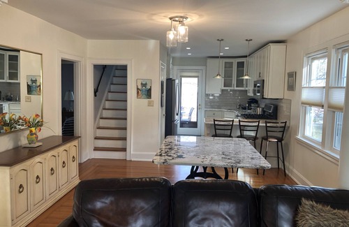 Mount Lookout House | Charming Stylish 5 Star Hyde Park Home-November Weekend special pricing!