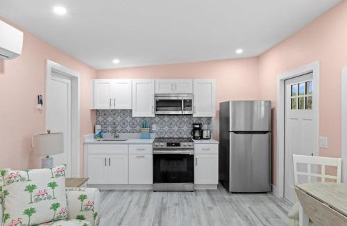Sanibel Apartment | Charming Suite with Balcony and Bikes in Historic Sandpiper Inn