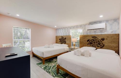 Sanibel Apartment | Charming Suite with Balcony and Bikes in Historic Sandpiper Inn