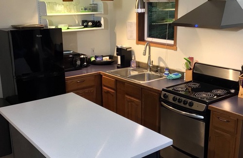 Juneau House | Charming Sunny Cottage, minutes from airport/ferry - self check in