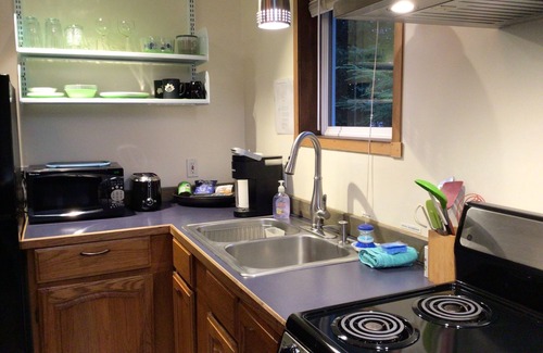 Juneau House | Charming Sunny Cottage, minutes from airport/ferry - self check in