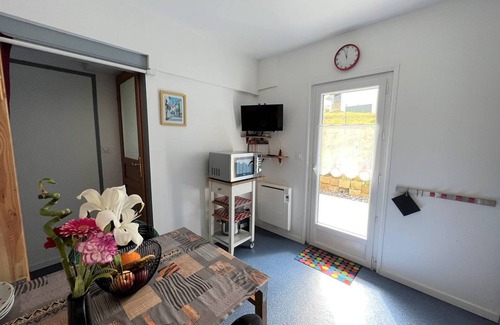 Cambo-les-Bains Apartment | Charming T1 bis with Terrace and Parking, 1km from Cambo-les-Bains Center & Thermal Baths