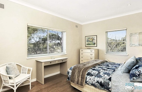 Mosman Apartment | Charming top floor apartment with harbour views - pets welcome!