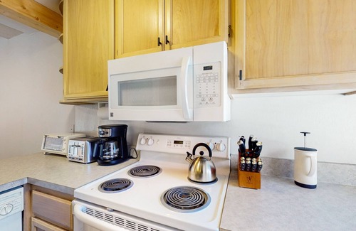 Mammoth Lakes Condo | Charming Townhome with Fireplace, Spa Access, Near Trails