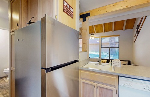 Mammoth Lakes Condo | Charming Townhome with Fireplace, Spa Access, Near Trails