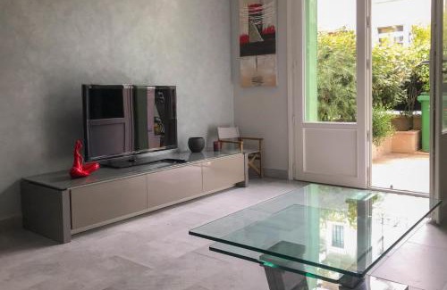 Amerique House | Charming townhouse with garden in the City of Love