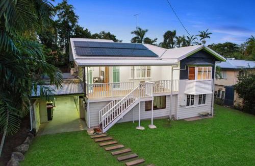 Manoora House | Charming Traditional Queenslander - Close To City