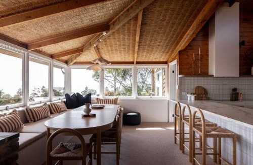 Encounter Bay Ski Chalet | Charming Tree House Short Stroll to the Beach