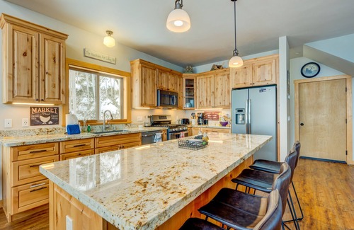 Truckee House | Charming tree-lined chalet, W/D, & game room - dog friendly