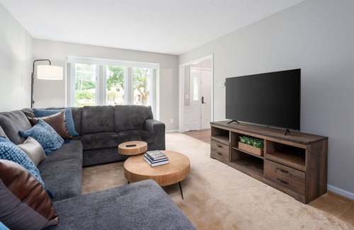 Granger House | Charming Tudor Near Notre Dame - Granger Retreat
