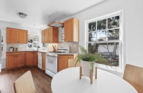 Beaumont - Wilshire House | Charming Tudor w/Fenced Yard in Walkable NE PDX