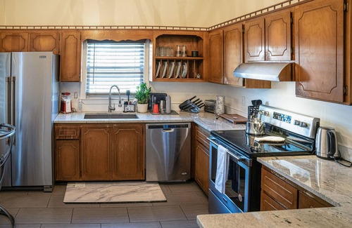 Dixon Park House | Charming Victorian home with modern comforts & steps from parks