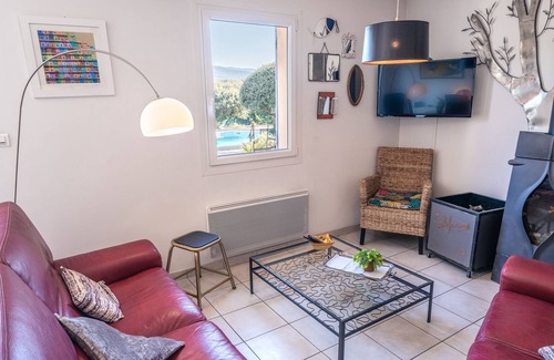 Mollans-sur-Ouveze Villa | Charming villa facing the Ventoux, 1km from the village with heated swimming pool.