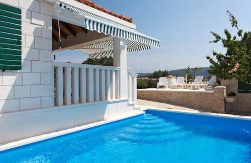 Pucisca Villa | Charming Villa in Pučišća + Pool