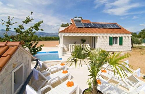 Pucisca Villa | Charming Villa in Pučišća + Pool