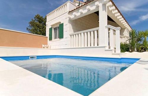 Pucisca Villa | Charming Villa in Pučišća + Pool