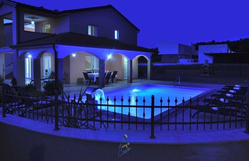 Novigrad Villa | Charming Villa with Hydro Massage Pool, Perfect for Groups of 8