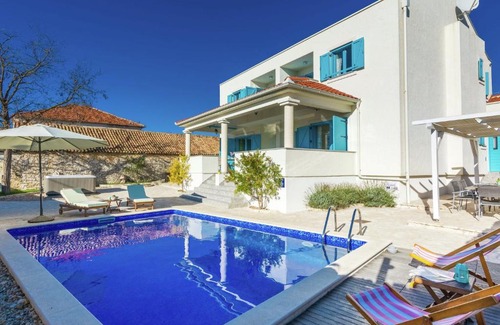 Nin Villa | Charming villa with private heatable pool