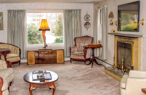 Warwick House | Charming Vintage 3B Home less than 5 miles from PVD airport