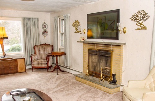 Warwick House | Charming Vintage 3B Home less than 5 miles from PVD airport