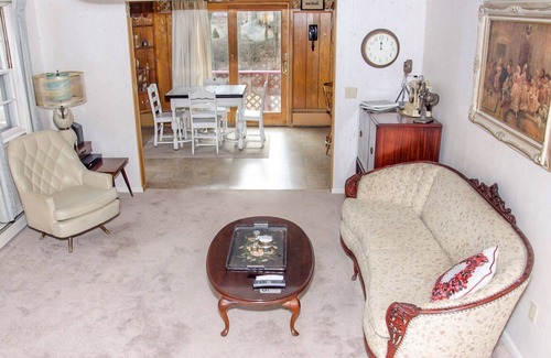 Warwick House | Charming Vintage 3B Home less than 5 miles from PVD airport