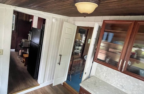 Alabama Grove Terrace House | Charming Vintage Honeymoon Cottage