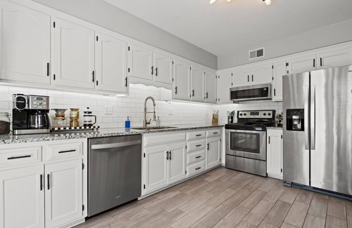 West Plaza Apartment | Charming Westwood Escape – Sleeps 6, Walk to Park & Plaza!