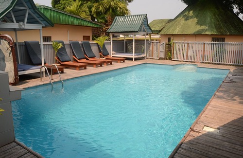Kribi House | Charming wooden bungalow by the river, environmentally friendly.