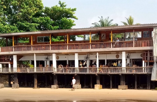 Kribi House | Charming wooden bungalow by the river, environmentally friendly.