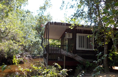 Kribi House | Charming wooden bungalow by the river, environmentally friendly.