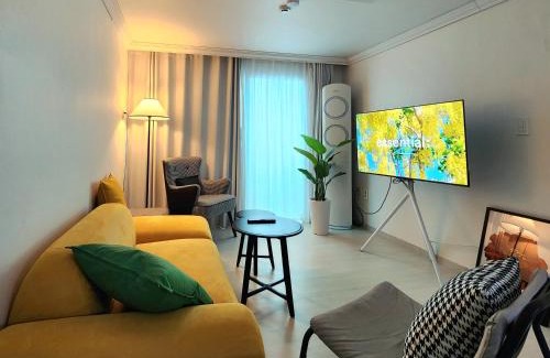 Sangam-dong Apartment | CHARMSTAY In Seoul 합법숙소 공항철도 지하철역3분 3R2B