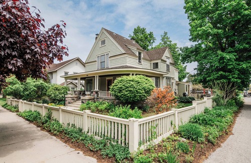 Charlevoix House | Chateau Charlevoix, Spacious Downtown Charlevoix Home – Perfect for Families & Weddings