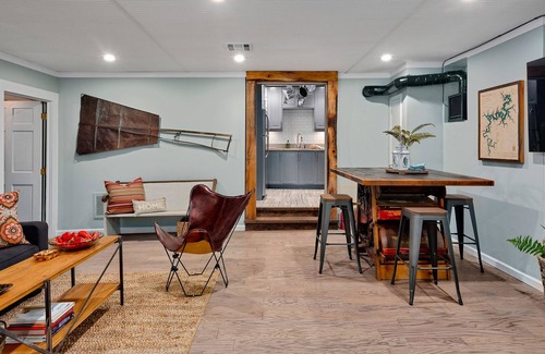 Eureka Springs Historic District Cottage | Chateau Cottage - Ground Floor