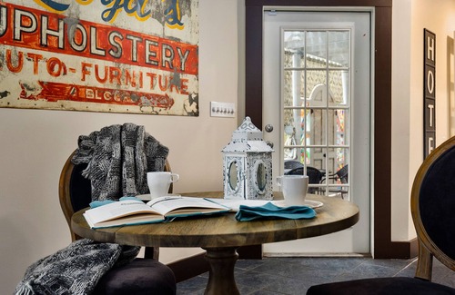 Eureka Springs Historic District Cottage | Chateau Cottage - Ground Floor