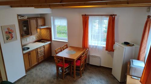 Tyn nad Vltavou Apartment | Chaty Koloděje-žlutý dům