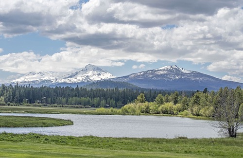 Black Butte Ranch Condo | CHC #67 Walk to Lodge Rec Area, Stunning Lake & Mountain Views!