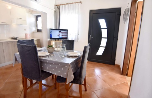 Basanija Apartment | Cheap apartment in Bašanija, two rooms, WiFi, air-conditioned, parking