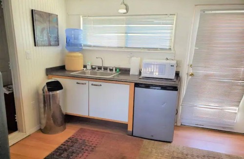 Townsite Cottage | Cheerful,1 bd home + pool, SCUBA equip, walk to beach