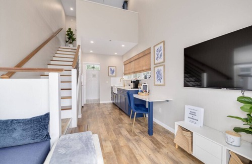 Downtown Dunedin House | Cheerful 1 bedroom tiny house with pool "Sandy"