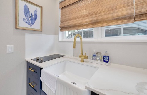 Downtown Dunedin House | Cheerful 1 bedroom tiny house with pool "Sandy"