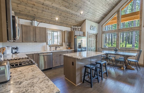 Ronald Cabin | Cheerful 3 Bedroom Cabin in Roslyn Ridge