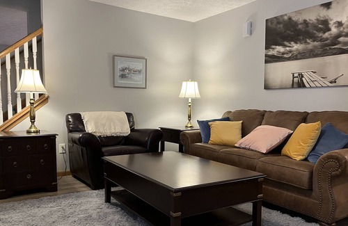 Polaris House | Cheerful 3 Bedroom House With Huge Work Desk