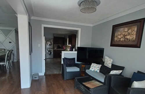 Ajax House | Cheerful 4 Bedrooms Backs Into a Ravine/ Conservation