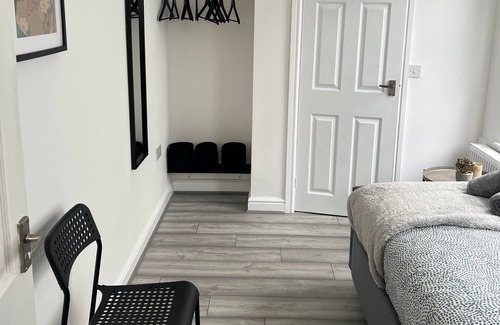 Northampton House | Cheerful 5 bedroom house with En Suite