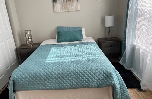 Aurora House | Cheerful-5bedrooms home with free parking