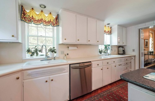 Buechel House | Cheerful 8-Bedroom, 6-Bath Historic Mansion in Derby City – Ideal Vacation Home!