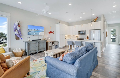 Rockport Condo | Cheerful bayfront condo with infinity pool, scenic patio, & W/D - fishing nearby