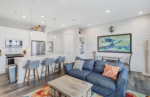 Rockport Condo | Cheerful bayfront condo with infinity pool, scenic patio, & W/D - fishing nearby