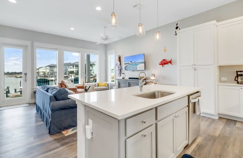 Rockport Condo | Cheerful bayfront condo with infinity pool, scenic patio, & W/D - fishing nearby