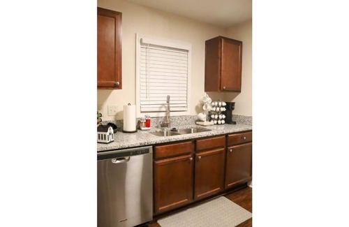 Enderly Park House | Cheerful Bungalow minutes from Downtown
